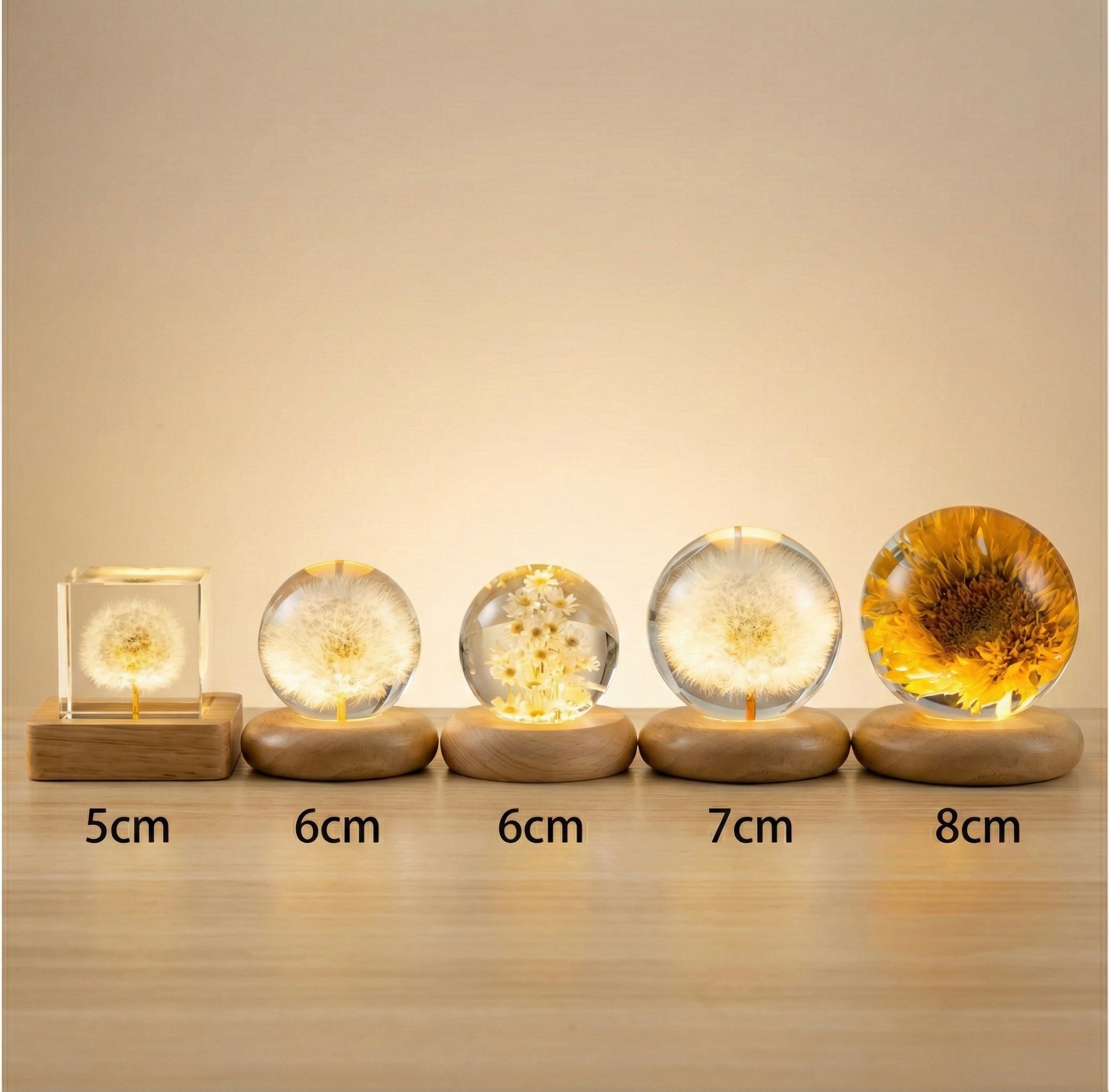 Lampă LED ambientală cu glob din cristal și bază din lemn